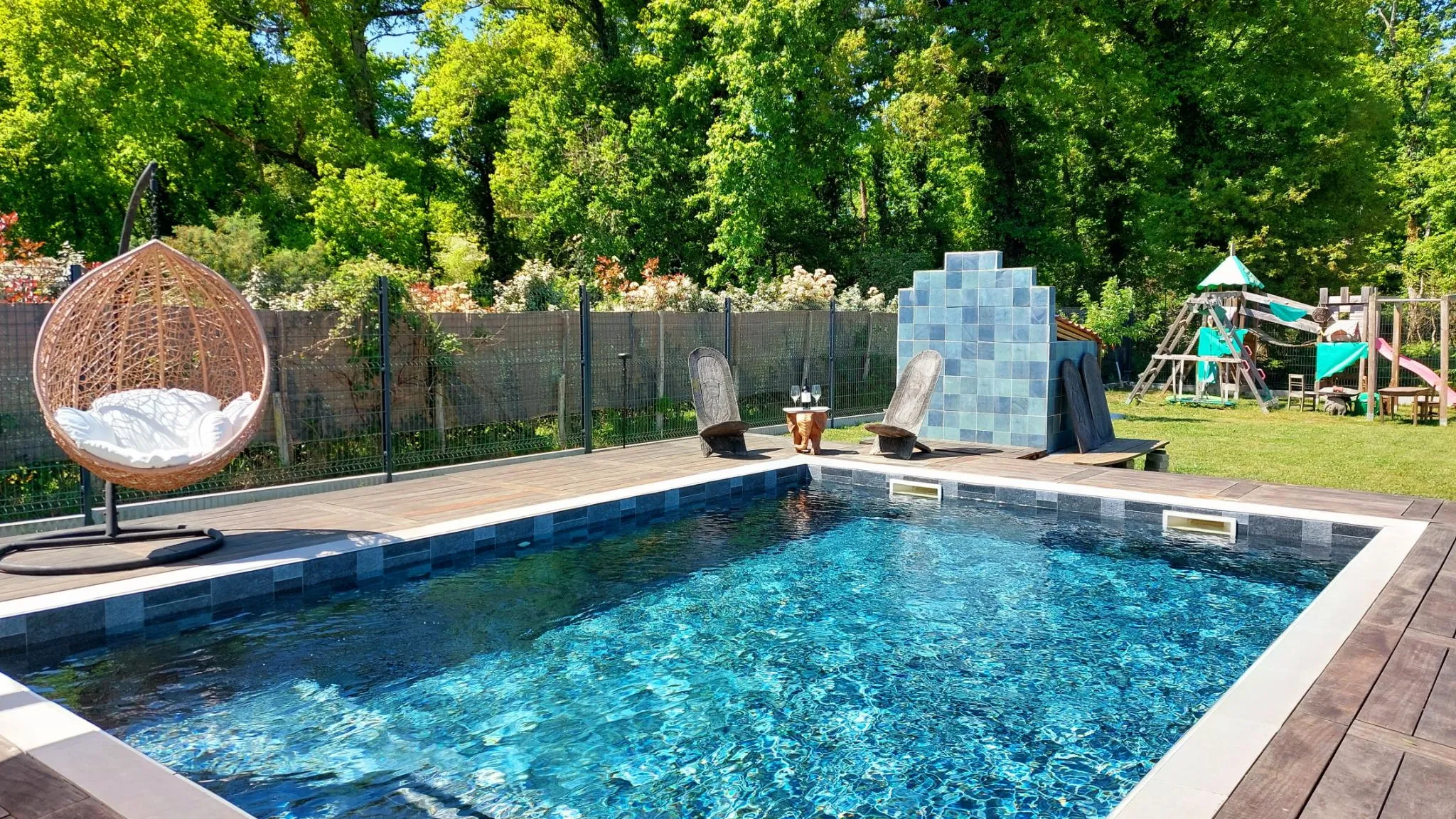 Pool and Garten mit Holzburg im Hintergrund